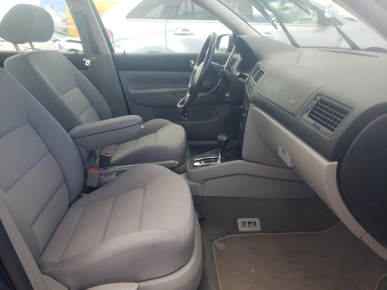 Photo 5 from auction – 2004 VOLKSWAGEN JETTA with VIN 3VWSK69M24M105232