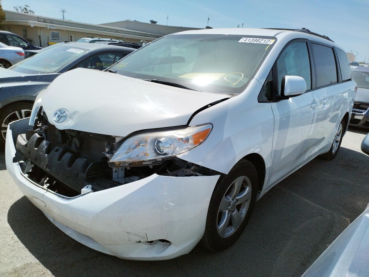 Photo 2 from auction – 2016 TOYOTA SIENNA LE with VIN 5TDKK3DCXGS743510