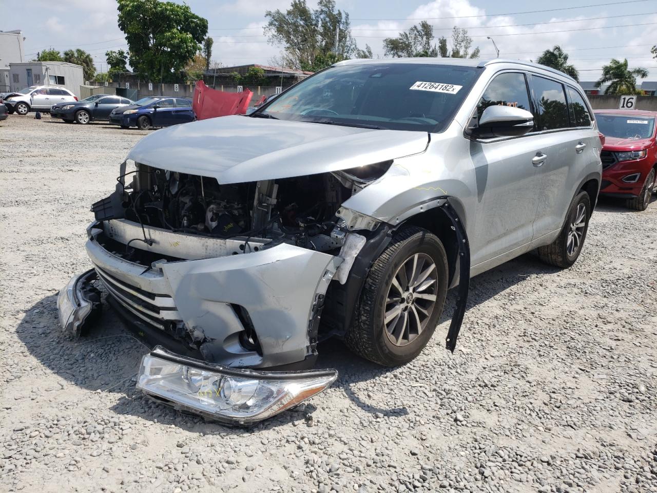 Photo 2 from auction – 2017 TOYOTA HIGHLANDER with VIN 5TDKZRFH3HS520122