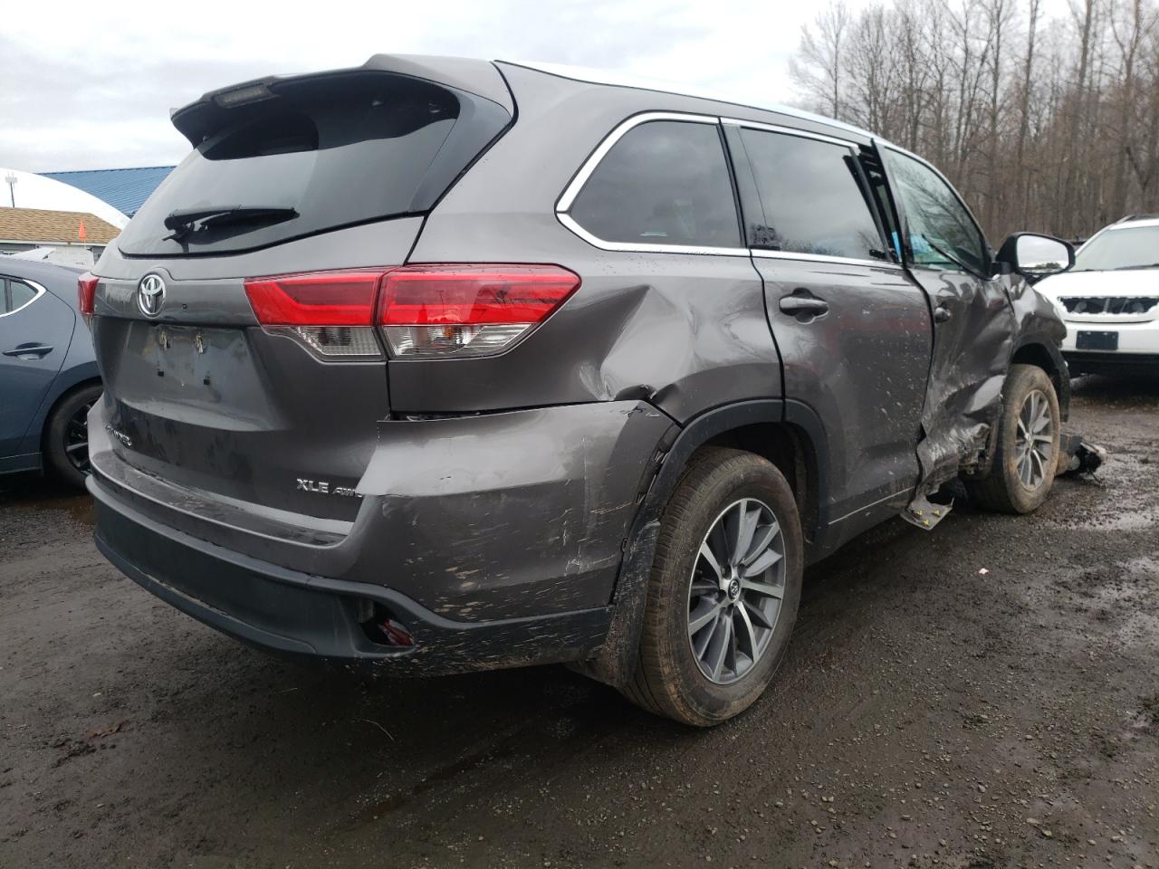 Photo 4 from auction – 2018 TOYOTA HIGHLANDER with VIN 5TDJZRFH8JS909937