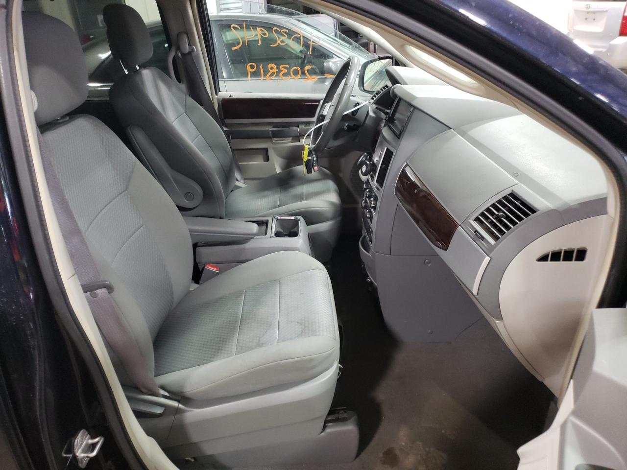 Photo 5 from auction – 2010 CHRYSLER TOWN & COU with VIN 2A4RR5D1XAR300921