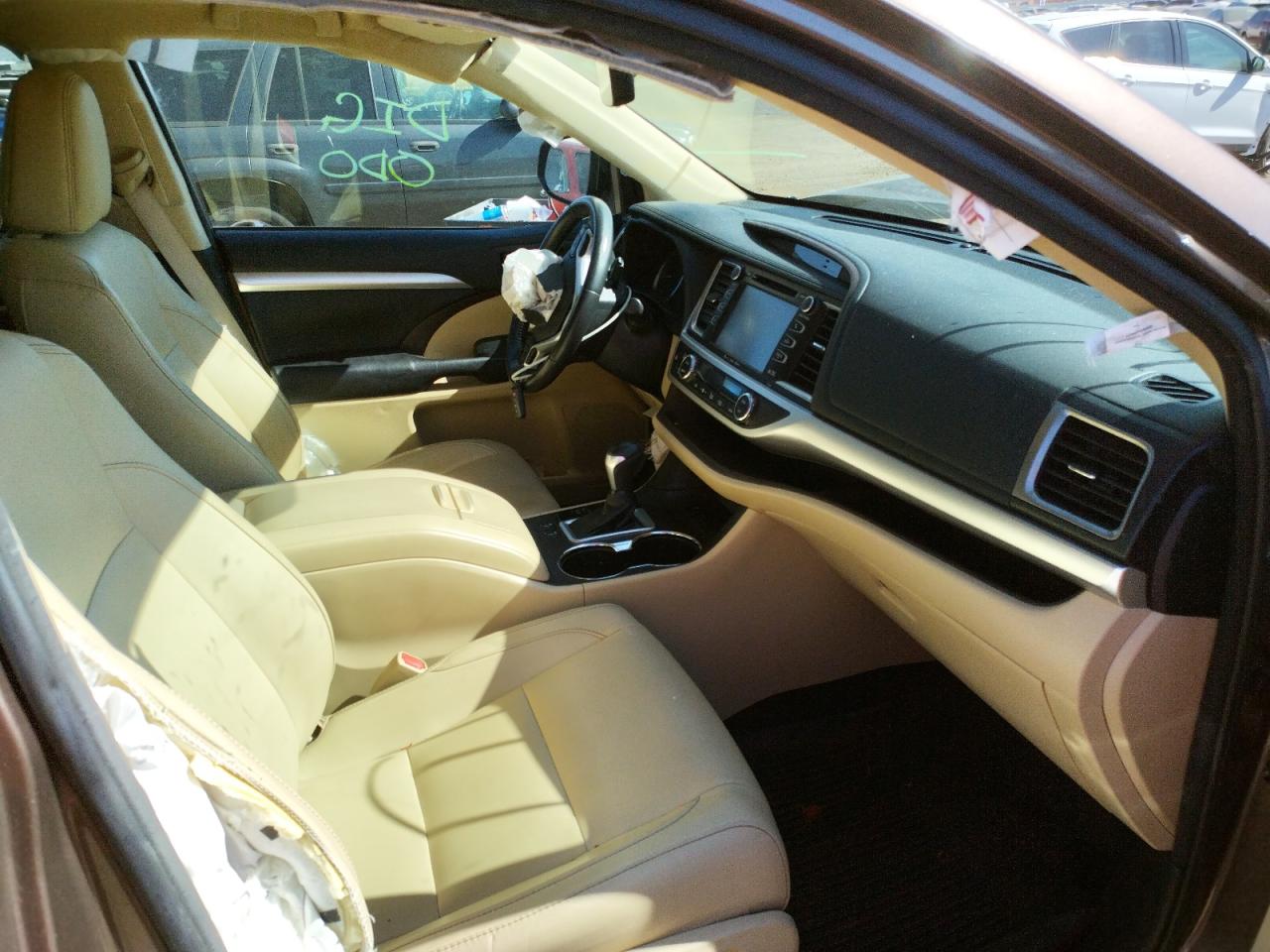 Photo 5 from auction – 2017 TOYOTA HIGHLANDER with VIN 5TDKZRFHXHS192441