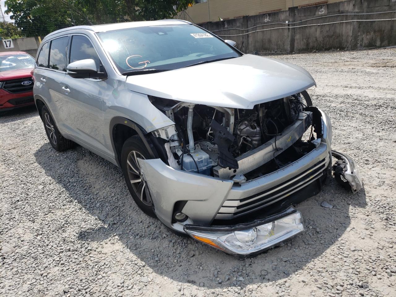 TOYOTA HIGHLANDER 2017 with VIN 5TDKZRFH3HS520122 - Photo from auction