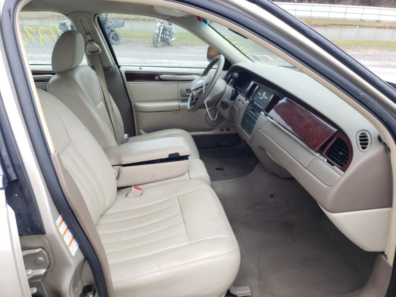 Photo 5 from auction – 2004 LINCOLN TOWN CAR E with VIN 1LNHM81W94Y665006