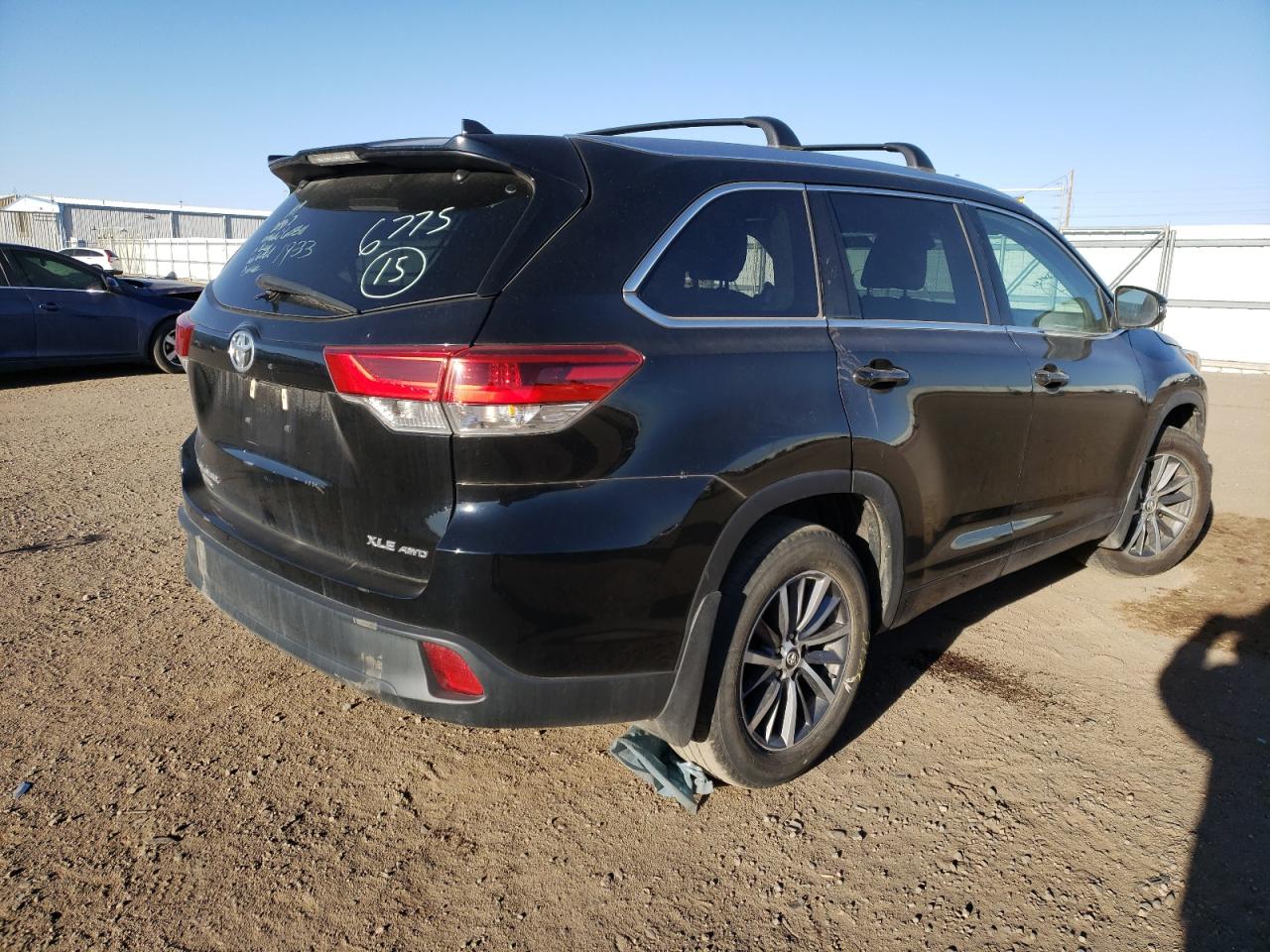 Photo 4 from auction – 2017 TOYOTA HIGHLANDER with VIN 5TDJZRFH8HS402241