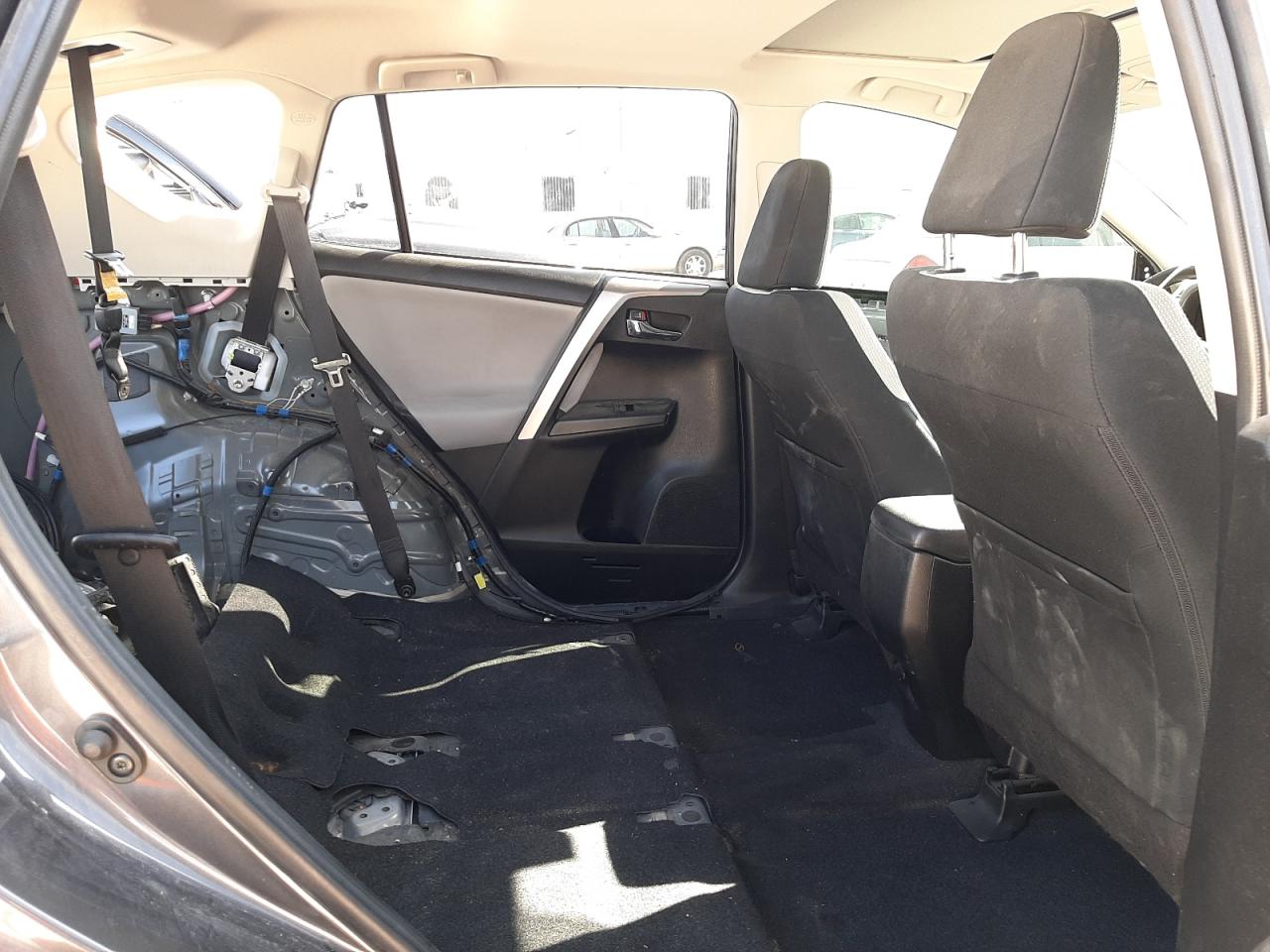 Photo 6 from auction – 2016 TOYOTA RAV4 XLE with VIN JTMWFREV9GJ078542