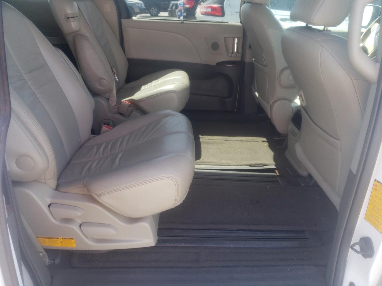 Photo 6 from auction – 2011 TOYOTA SIENNA XLE with VIN 5TDYK3DCXBS024275