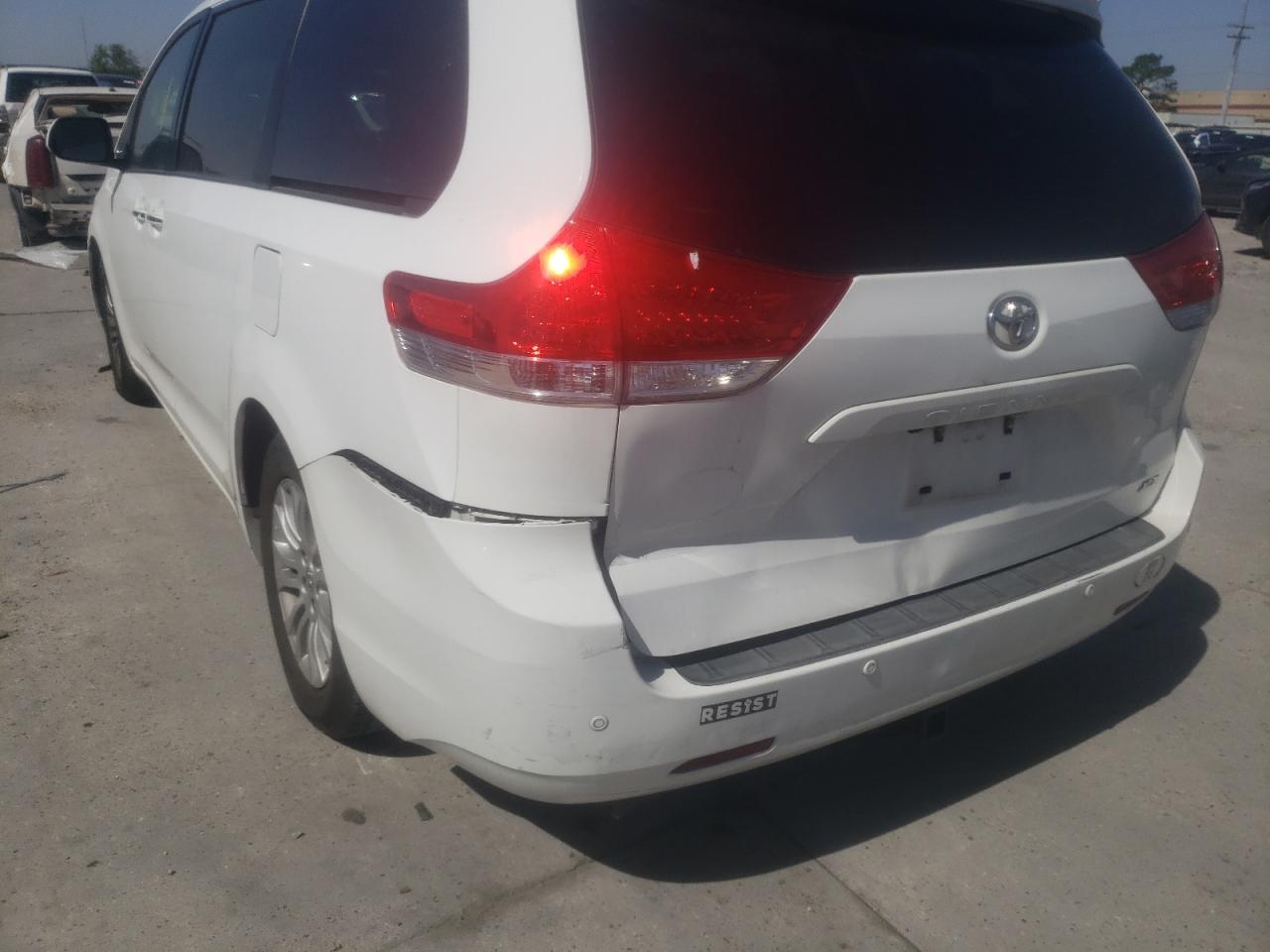 Photo 9 from auction – 2011 TOYOTA SIENNA XLE with VIN 5TDYK3DCXBS024275