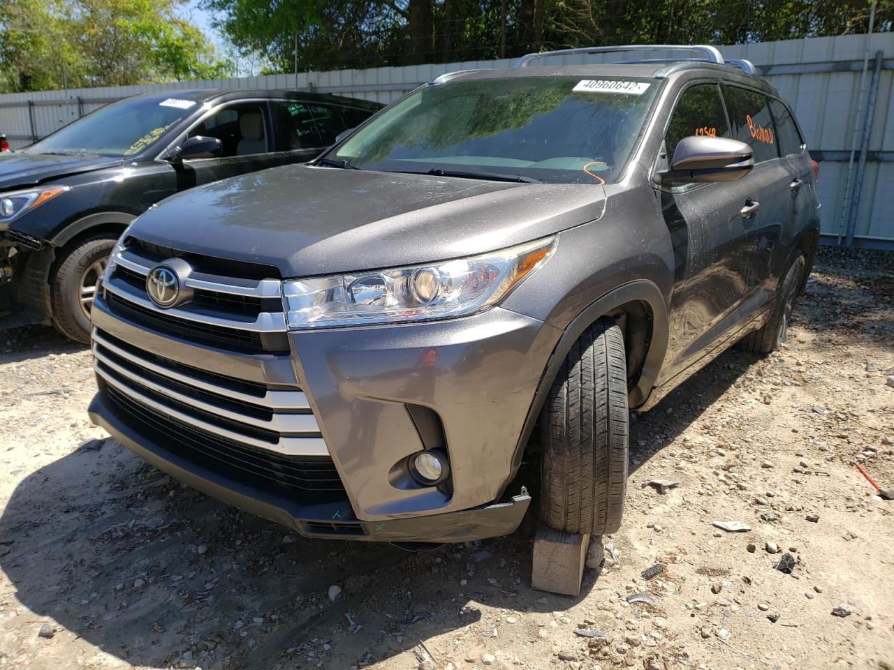 Photo 2 from auction – 2017 TOYOTA HIGHLANDER with VIN 5TDKZRFH9HS518875