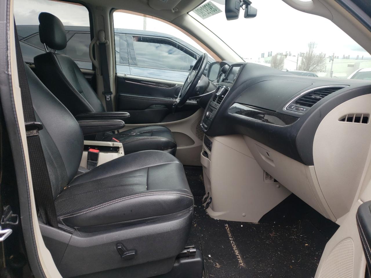 Photo 5 from auction – 2013 CHRYSLER TOWN & COU with VIN 2C4RC1CG8DR558817