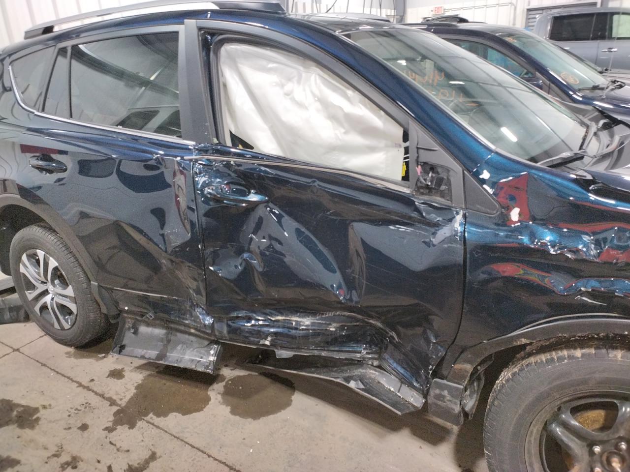 Photo 9 from auction – 2018 TOYOTA RAV4 LE with VIN JTMBFREV1JJ221568