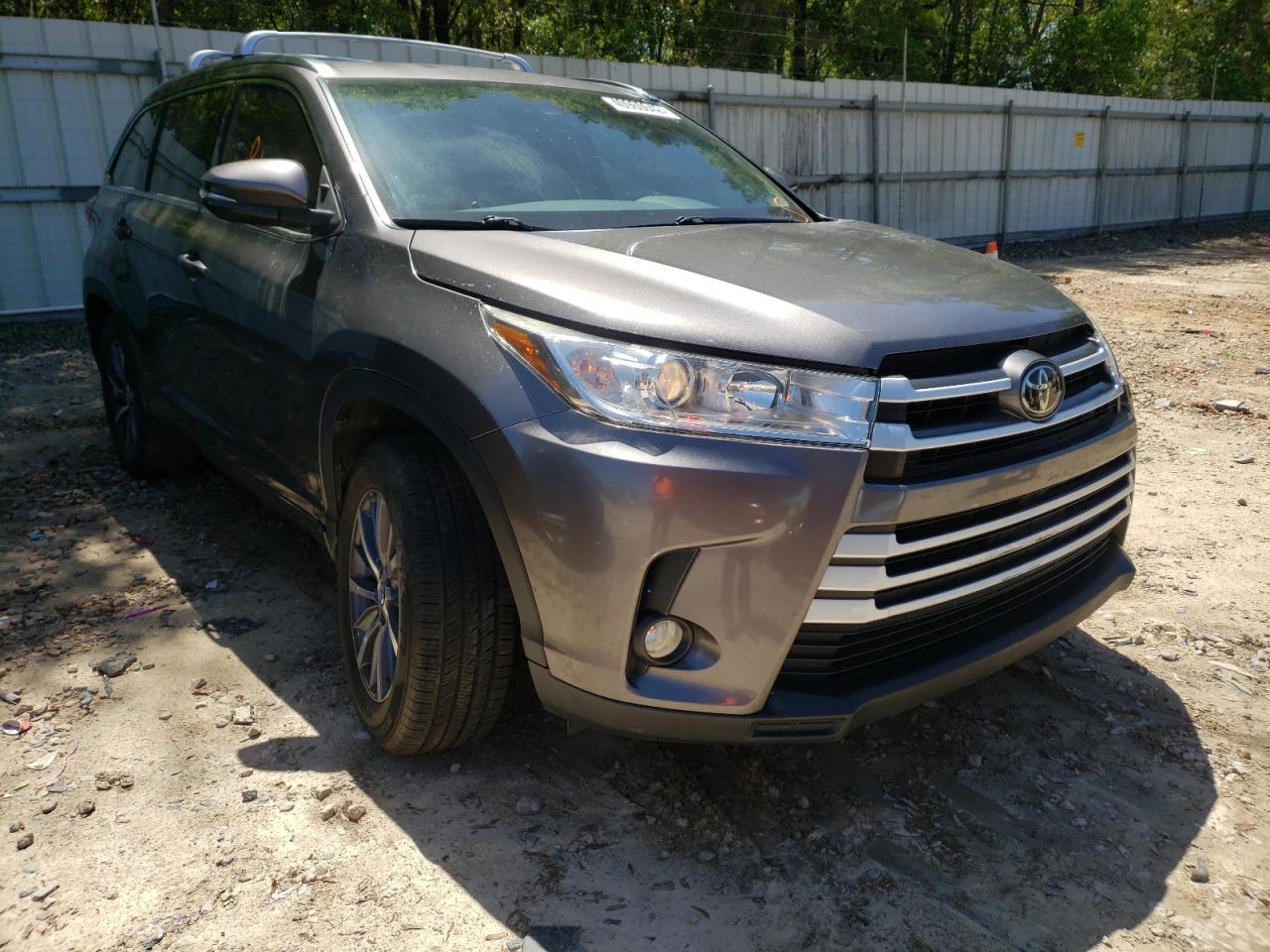 TOYOTA HIGHLANDER 2017 with VIN 5TDKZRFH9HS518875 - Photo from auction