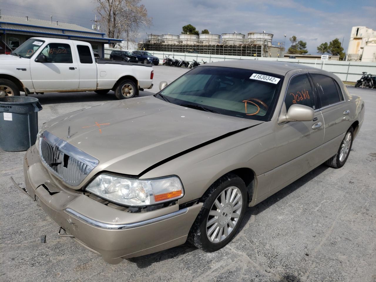 Photo 2 from auction – 2004 LINCOLN TOWN CAR U with VIN 1LNHM83W44Y678176