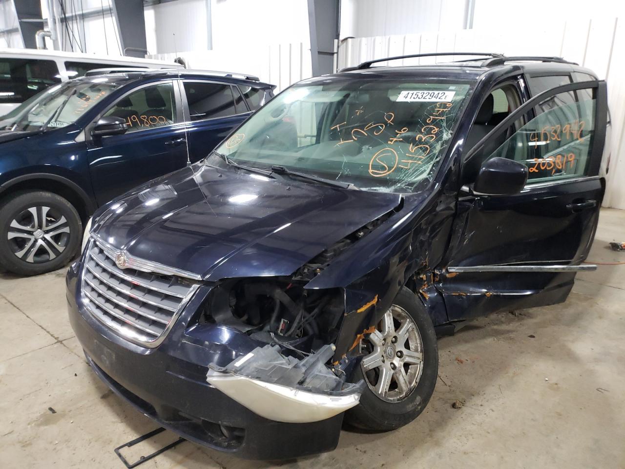 Photo 2 from auction – 2010 CHRYSLER TOWN & COU with VIN 2A4RR5D1XAR300921