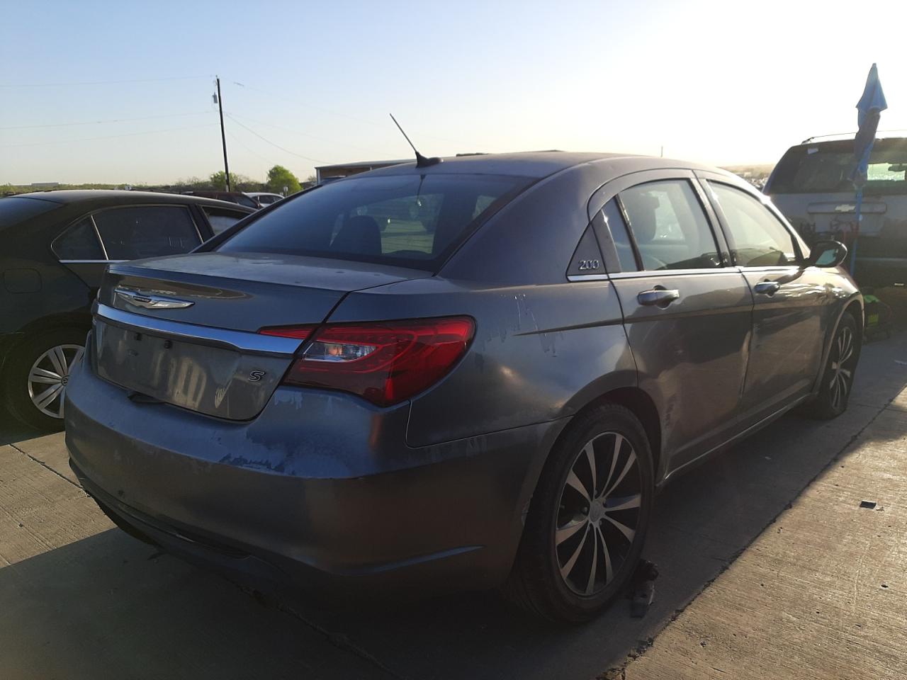 Photo 4 from auction – 2013 CHRYSLER 200 TOURIN with VIN 1C3CCBBB0DN542985