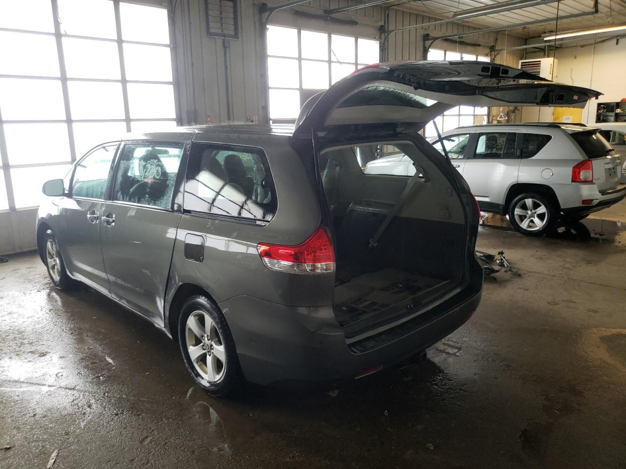 Photo 3 from auction – 2012 TOYOTA SIENNA with VIN 5TDZK3DC3CS211797