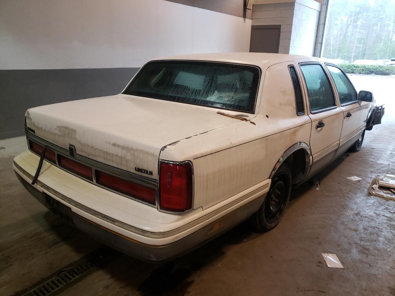 Photo 4 from auction – 1997 LINCOLN TOWNCAR with VIN 1LNLM82W4VY747672