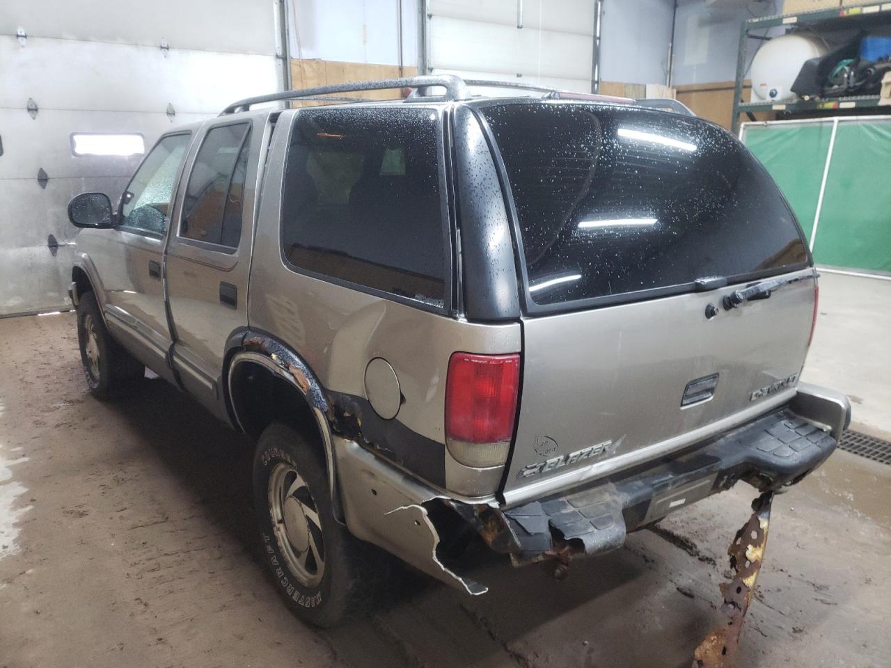 Photo 3 from auction – 1998 CHEVROLET BLAZER with VIN 1GNDT13W0W2222508