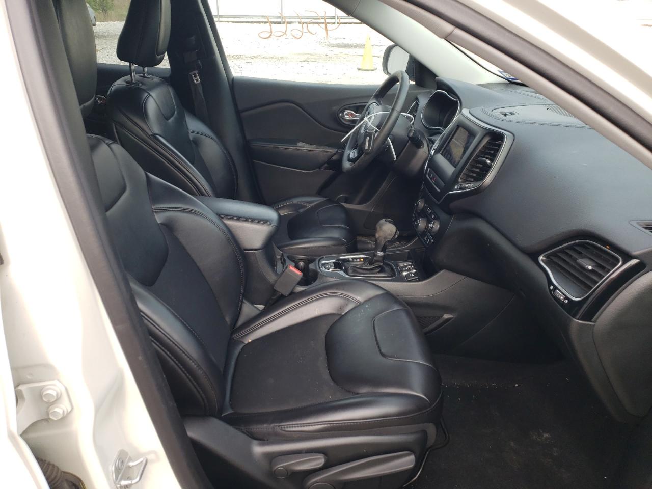 Photo 5 from auction – 2019 JEEP CHEROKEE L with VIN 1C4PJLLB0KD338763