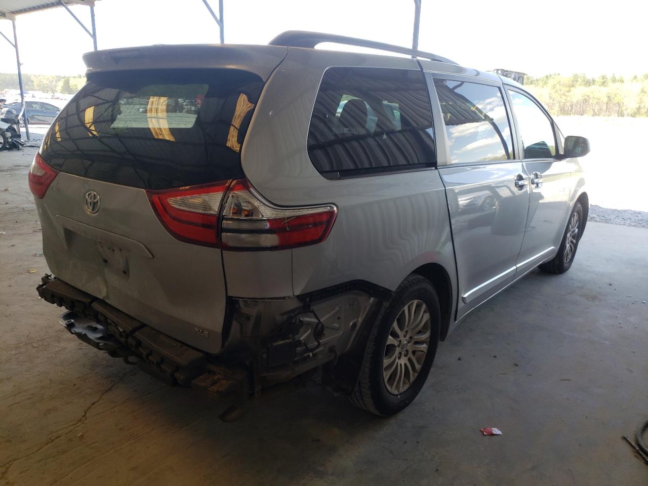 Photo 4 from auction – 2017 TOYOTA SIENNA XLE with VIN 5TDYZ3DC4HS769060