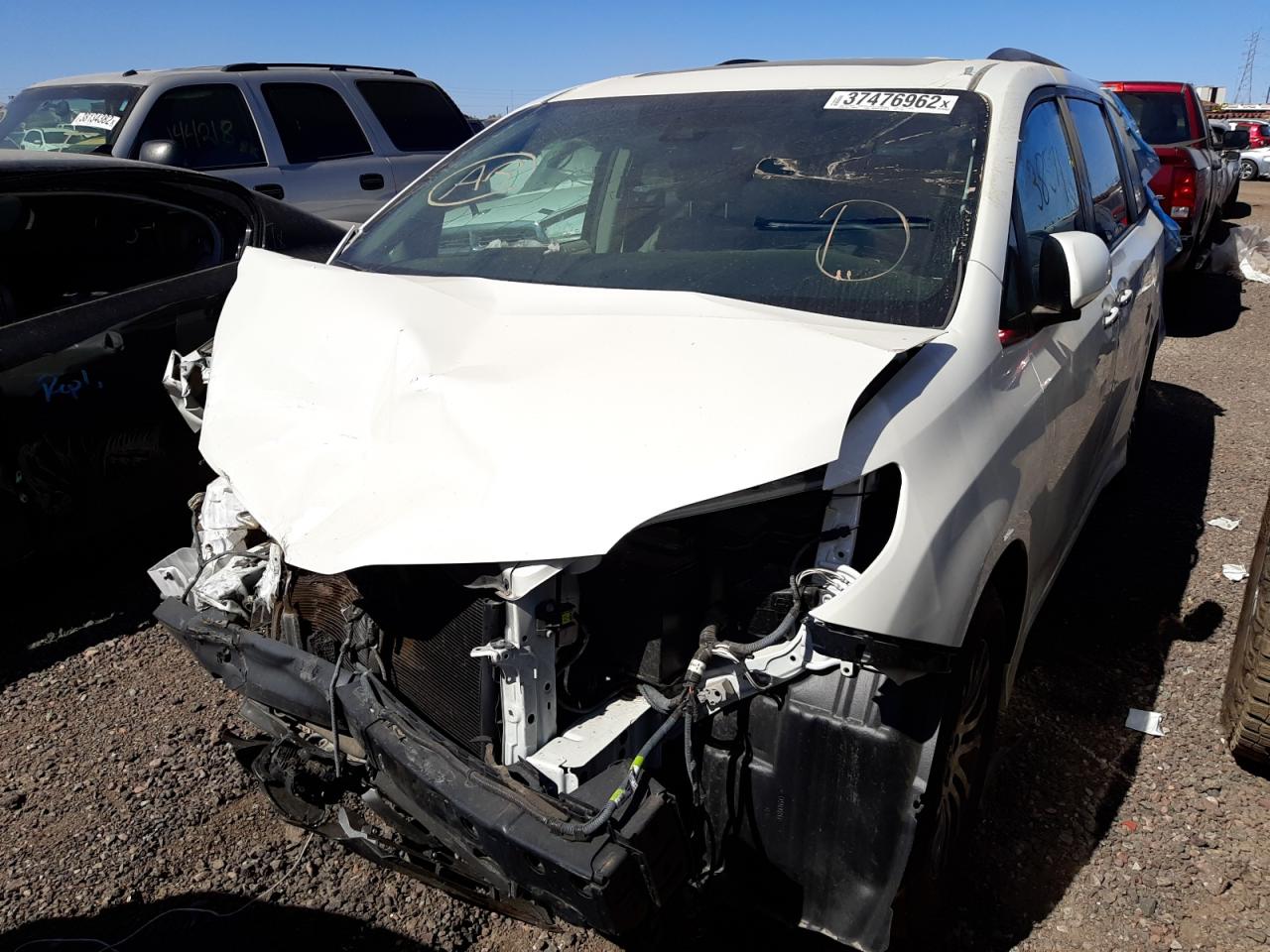 Photo 2 from auction – 2018 TOYOTA SIENNA XLE with VIN 5TDYZ3DC6JS944768