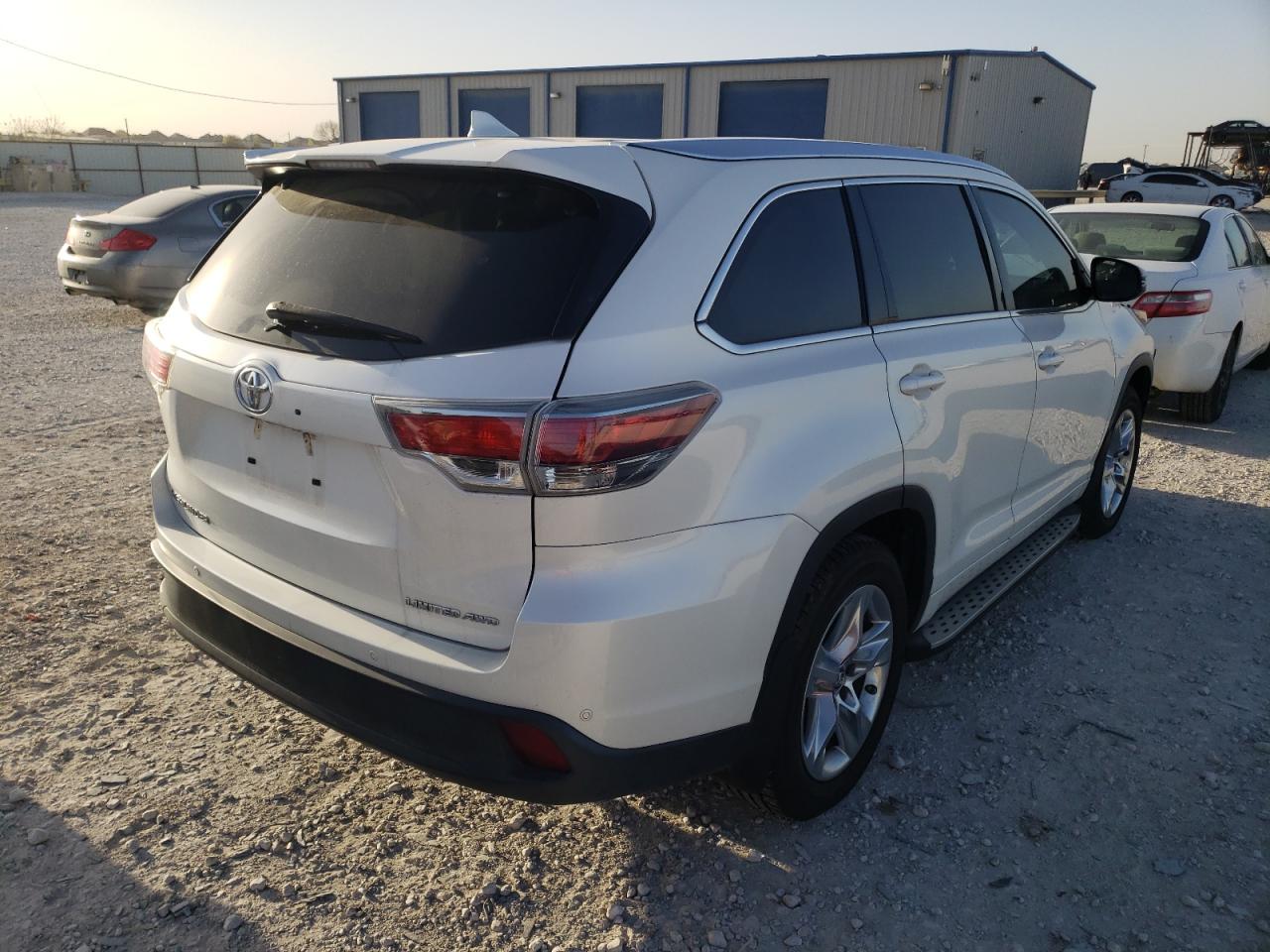 Photo 4 from auction – 2016 TOYOTA HIGHLANDER with VIN 5TDDKRFHXGS325999