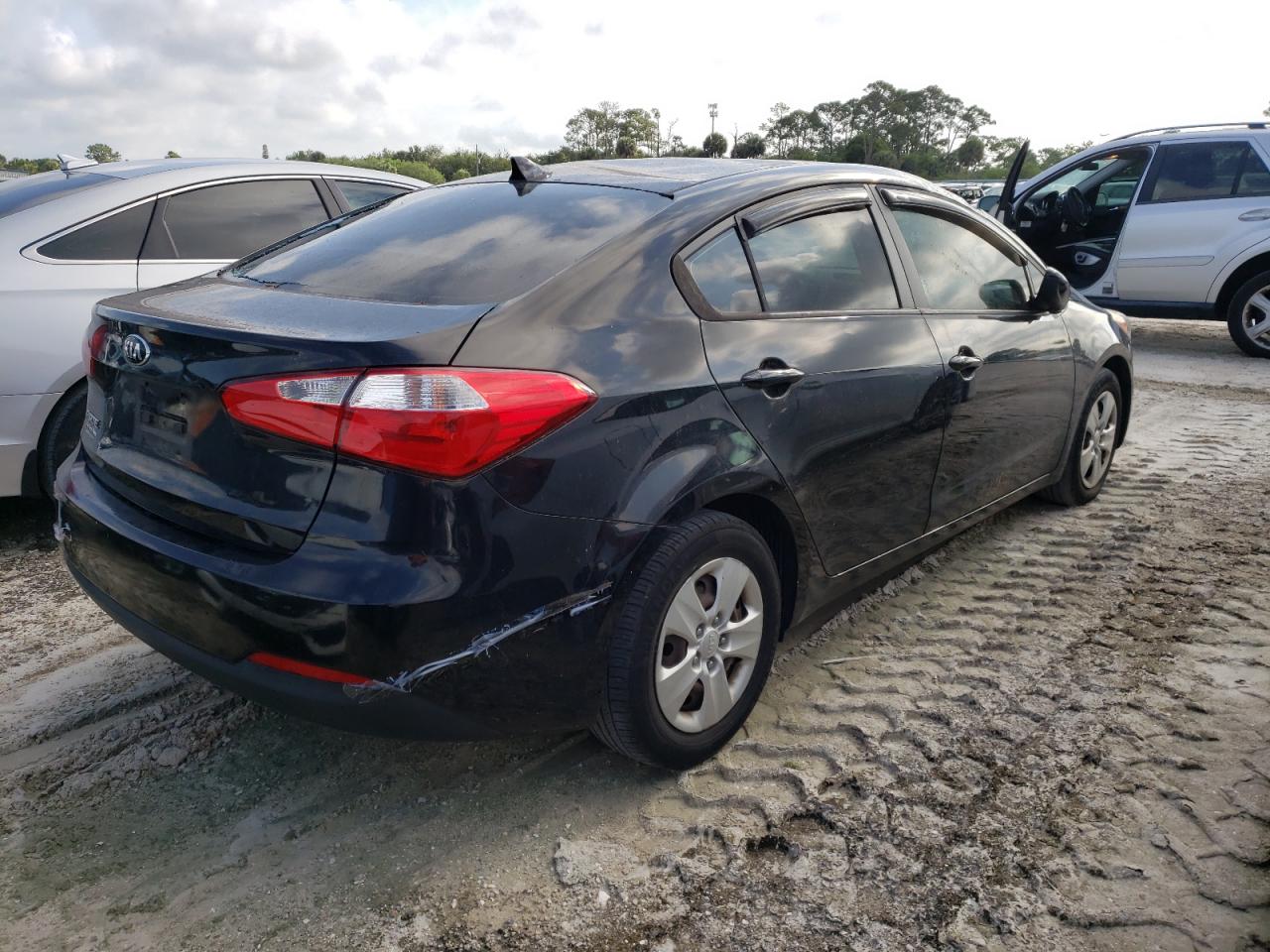 Photo 4 from auction – 2016 KIA FORTE LX with VIN KNAFK4A64G5495196