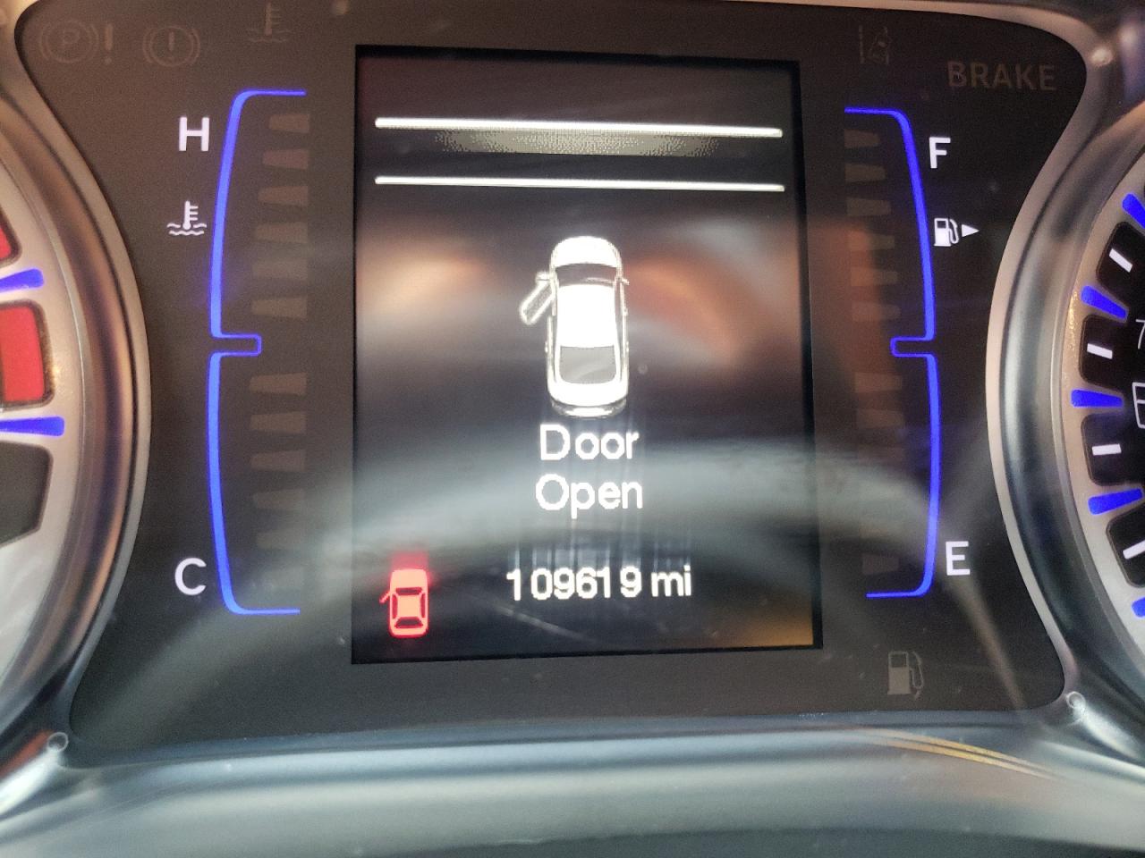 Photo 8 from auction – 2015 CHRYSLER 200 LIMITE with VIN 1C3CCCAG2FN648960