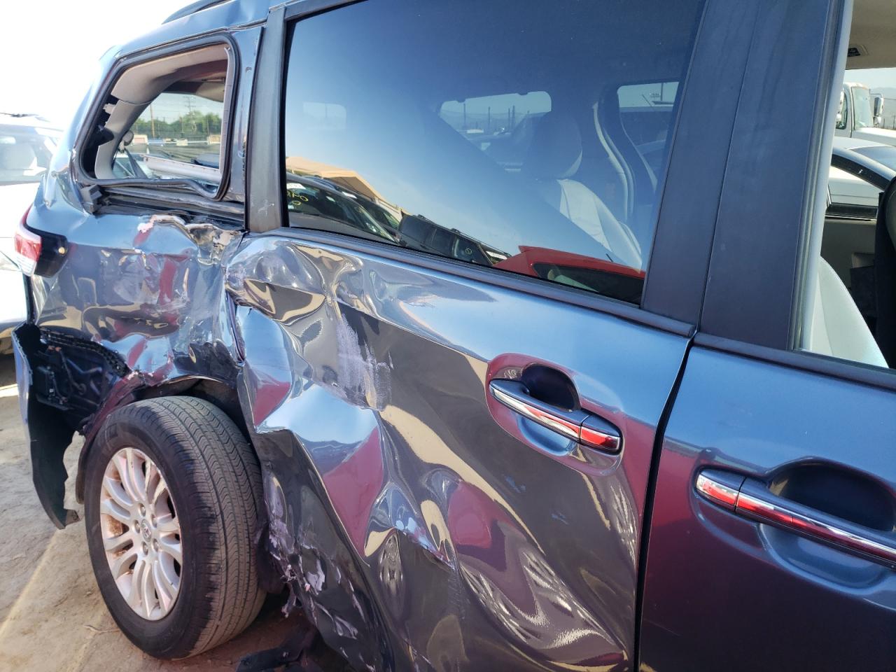 Photo 9 from auction – 2014 TOYOTA SIENNA XLE with VIN 5TDYK3DC8ES431368