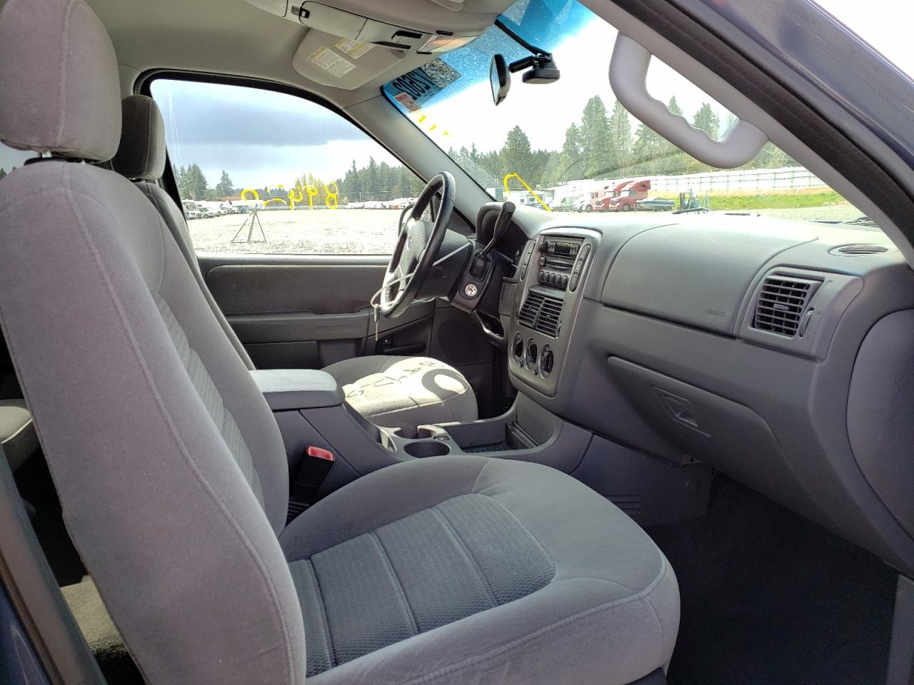 Photo 5 from auction – 2005 FORD EXPLORER X with VIN 1FMZU73K85UB03714