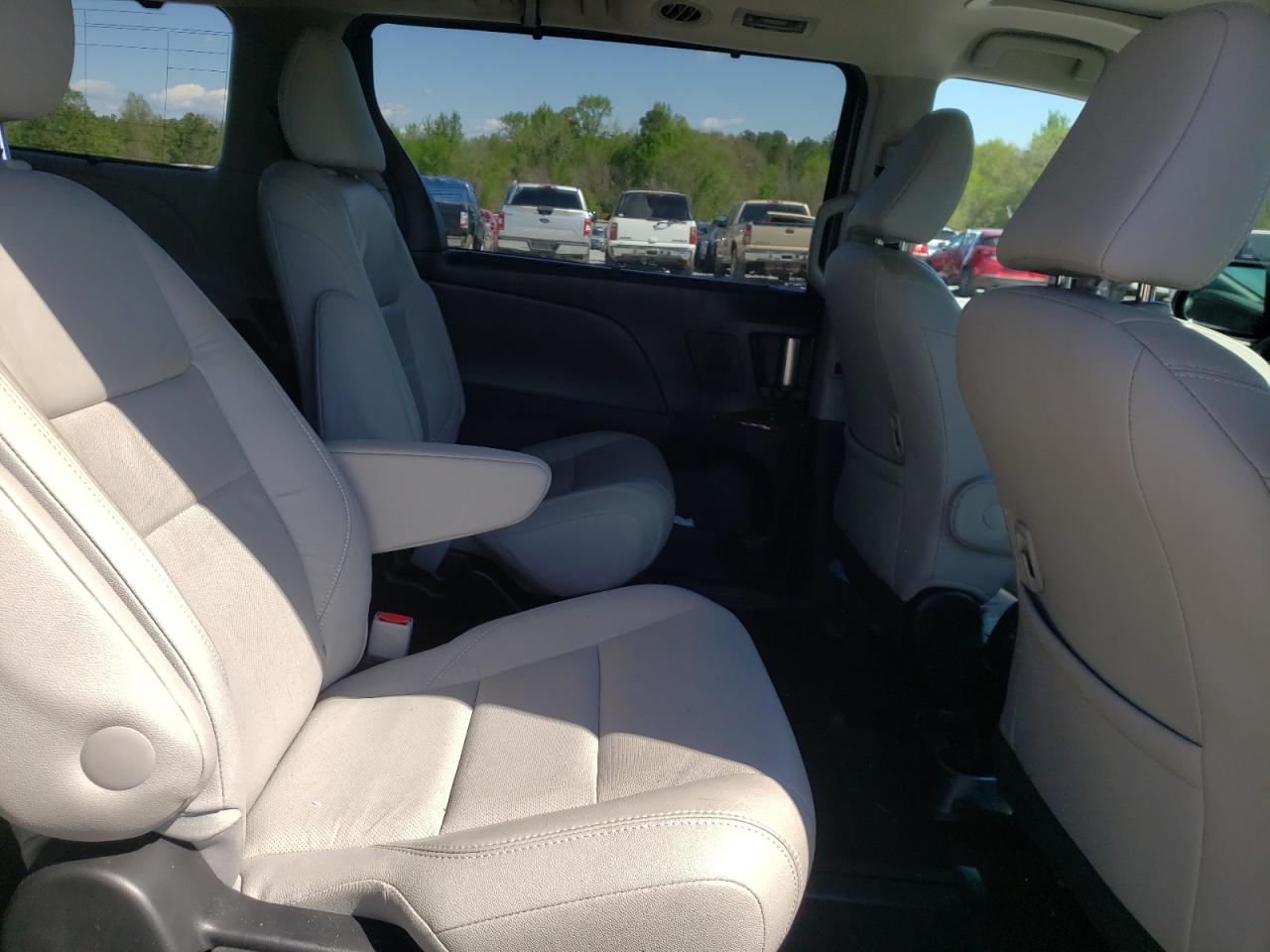 Photo 6 from auction – 2016 TOYOTA SIENNA XLE with VIN 5TDDK3DC3GS131688