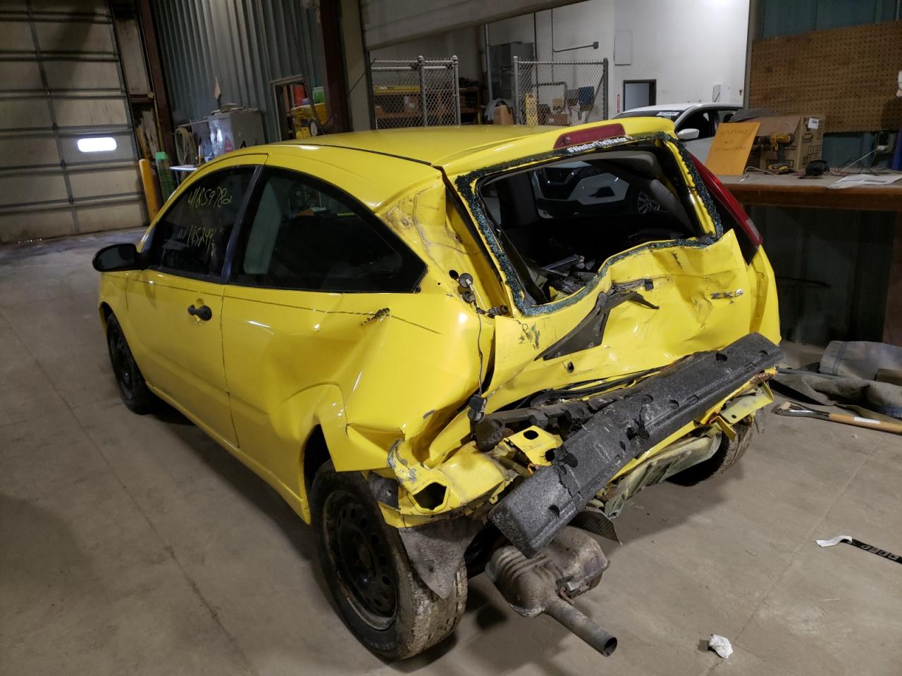 Photo 3 from auction – 2005 FORD FOCUS ZX3 with VIN 3FAFP31N05R144498