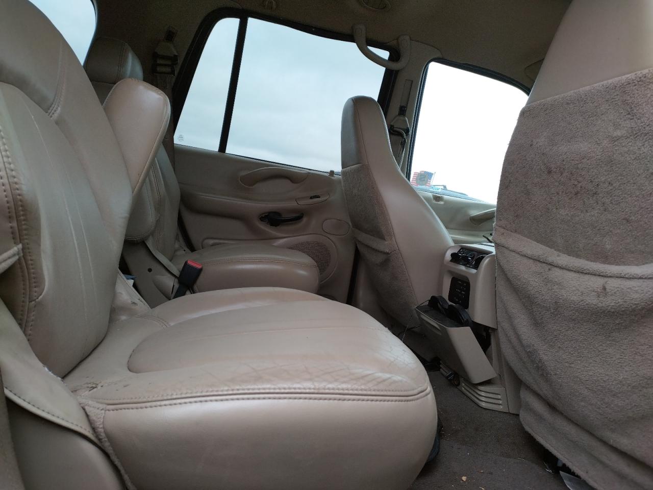 Photo 6 from auction – 2000 FORD EXPEDITION with VIN 1FMPU18LXYLC15687