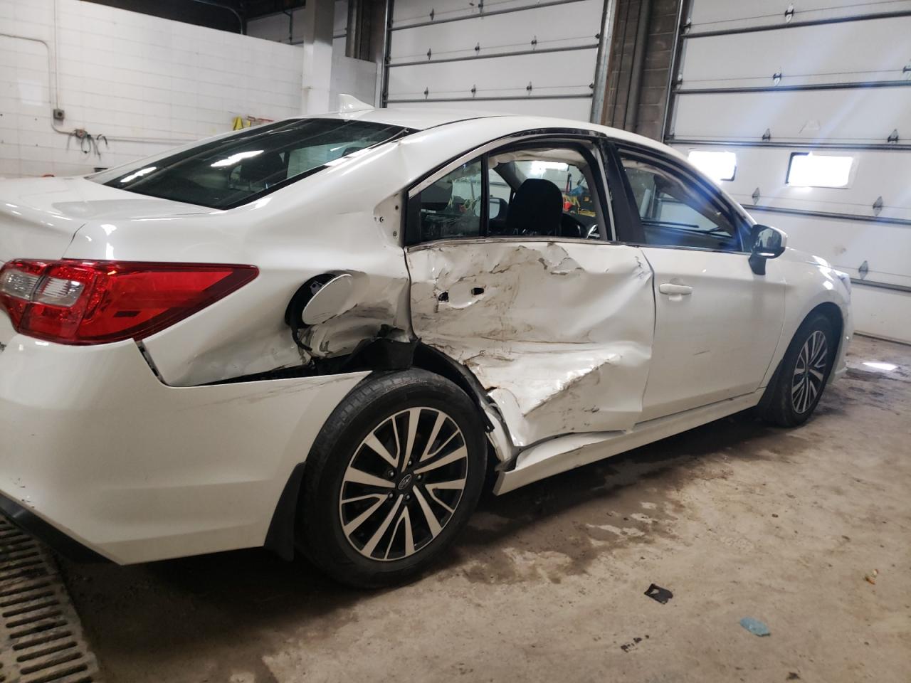 Photo 9 from auction – 2018 SUBARU LEGACY with VIN 4S3BNAC67J3008239