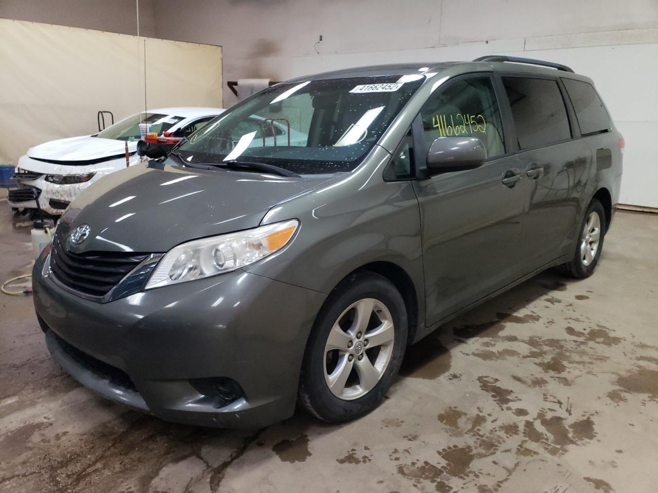 Photo 2 from auction – 2012 TOYOTA SIENNA LE with VIN 5TDKK3DC0CS178047