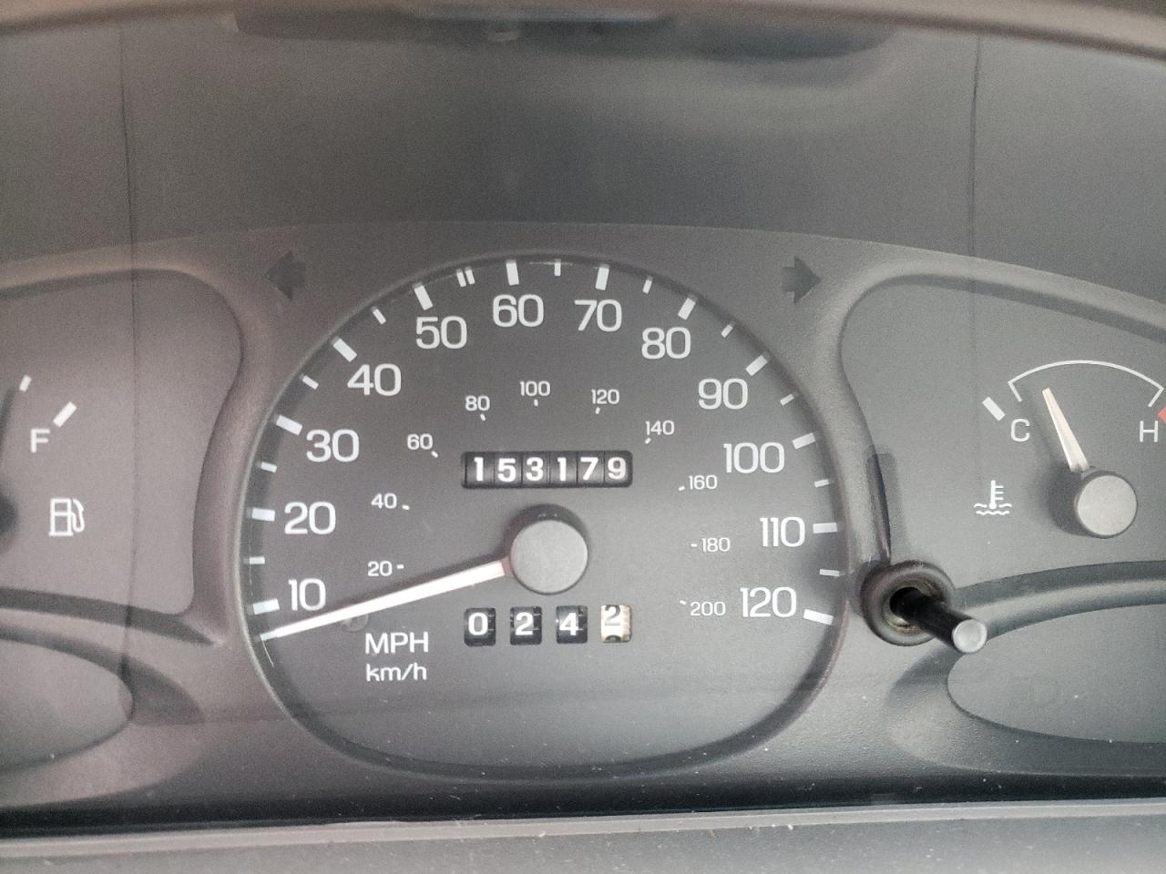 Photo 8 from auction – 2002 FORD ESCORT with VIN 3FAFP13P32R220634