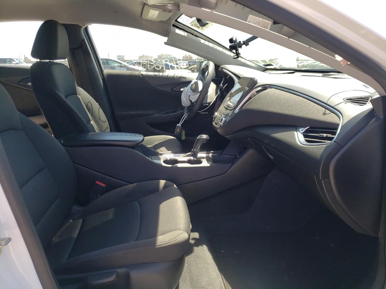 Photo 5 from auction – 2019 CHEVROLET MALIBU LT with VIN 1G1ZD5ST9KF178403