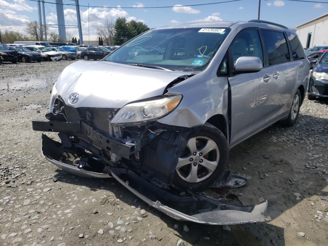 Photo 2 from auction – 2013 TOYOTA SIENNA LE with VIN 5TDKK3DC0DS296830