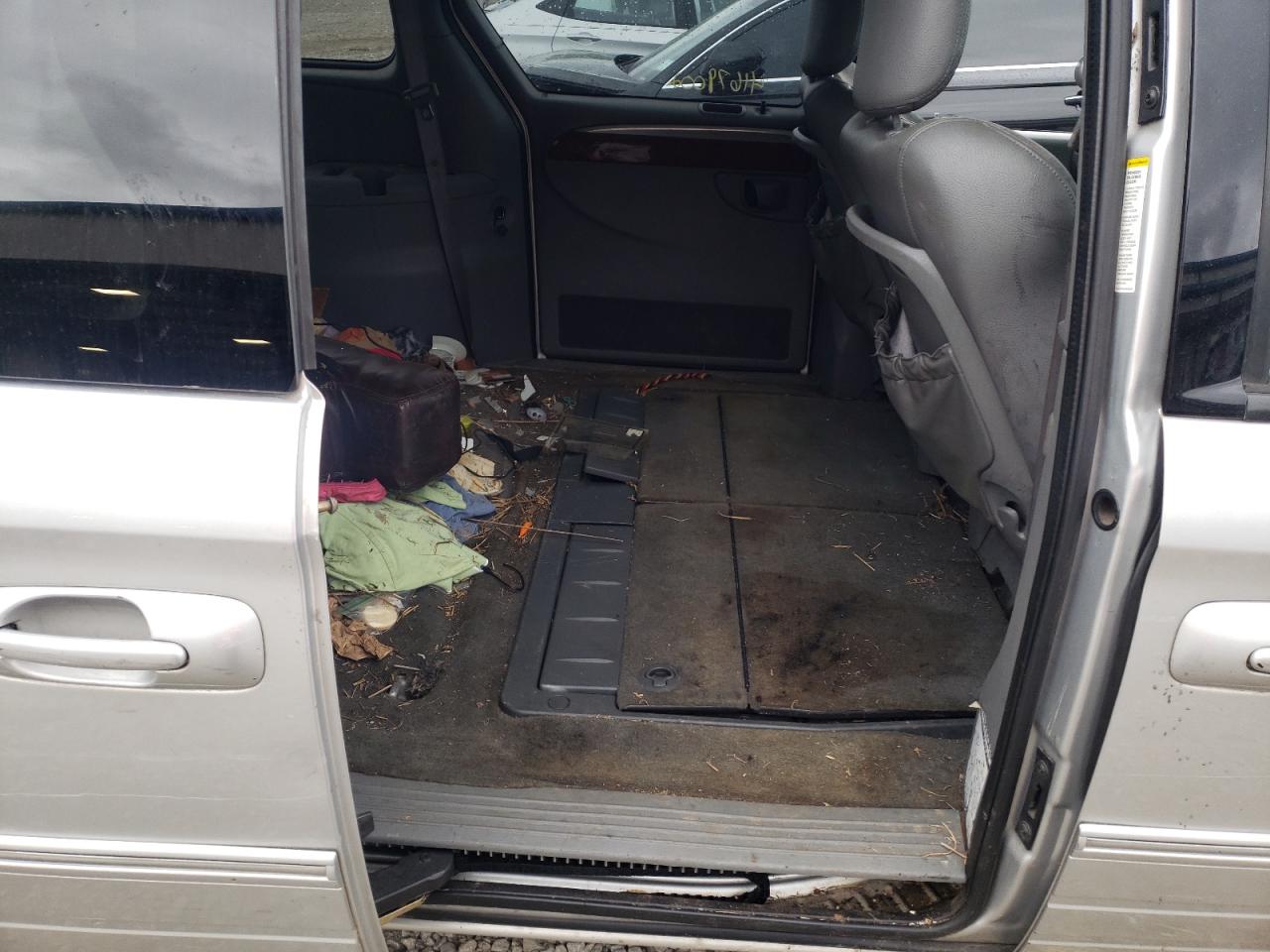 Photo 6 from auction – 2005 CHRYSLER TOWN & COU with VIN 2C4GP64L45R124450
