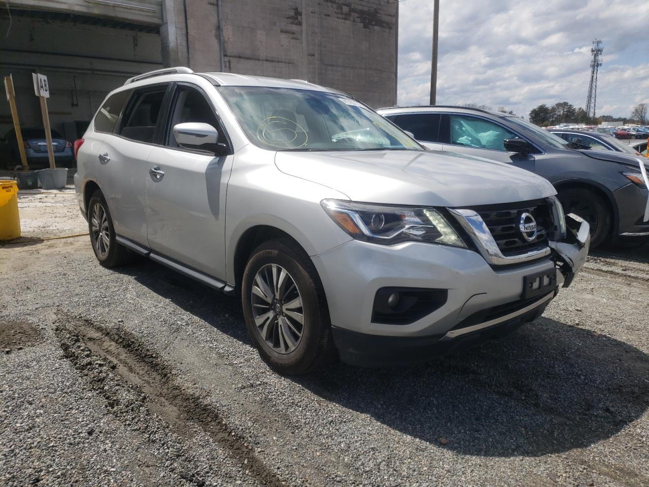NISSAN PATHFINDER 2017 مع رقم تعريف المركبة 5N1DR2MN8HC686142 - صورة من المزاد