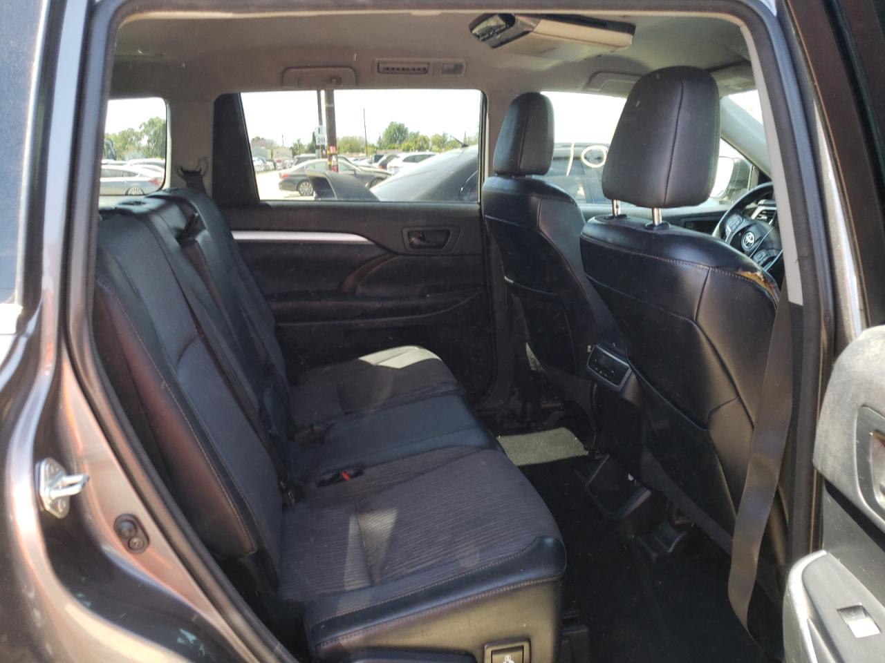 Photo 6 from auction – 2015 TOYOTA HIGHLANDER with VIN 5TDZKRFH9FS087695