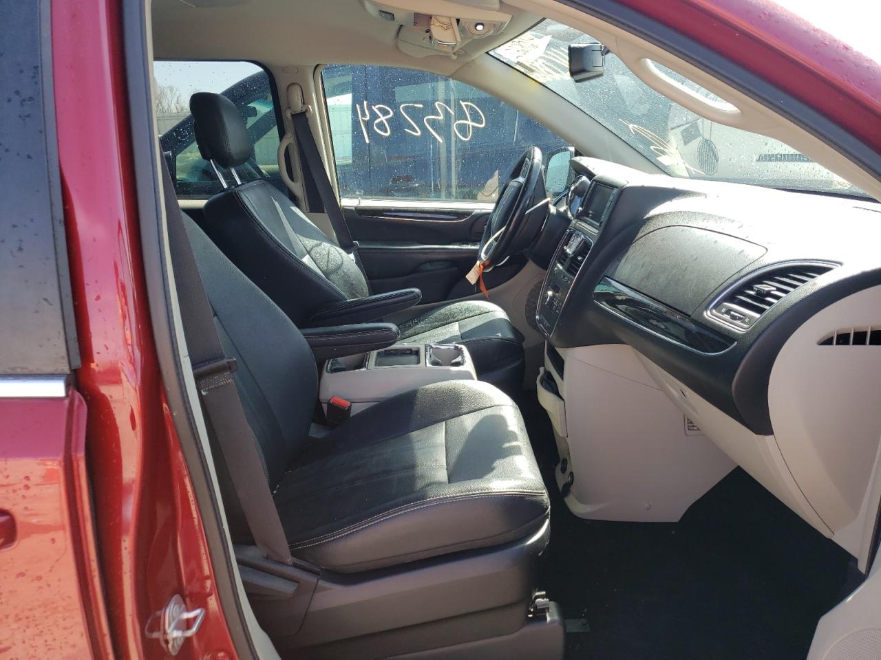 Photo 5 from auction – 2016 CHRYSLER TOWN & COU with VIN 2C4RC1BG0GR292537