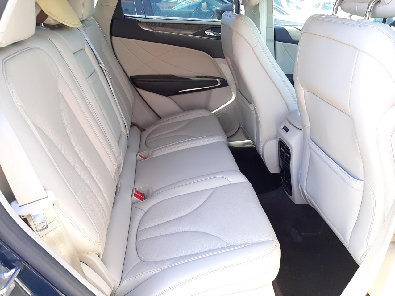 Photo 6 from auction – 2019 LINCOLN MKC RESERV with VIN 5LMCJ3C96KUL03827