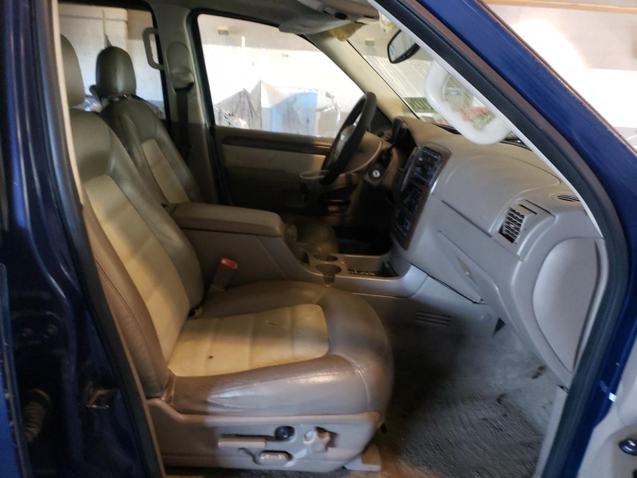 Photo 5 from auction – 2004 FORD EXPLORER E with VIN 1FMZU74E34UC10659
