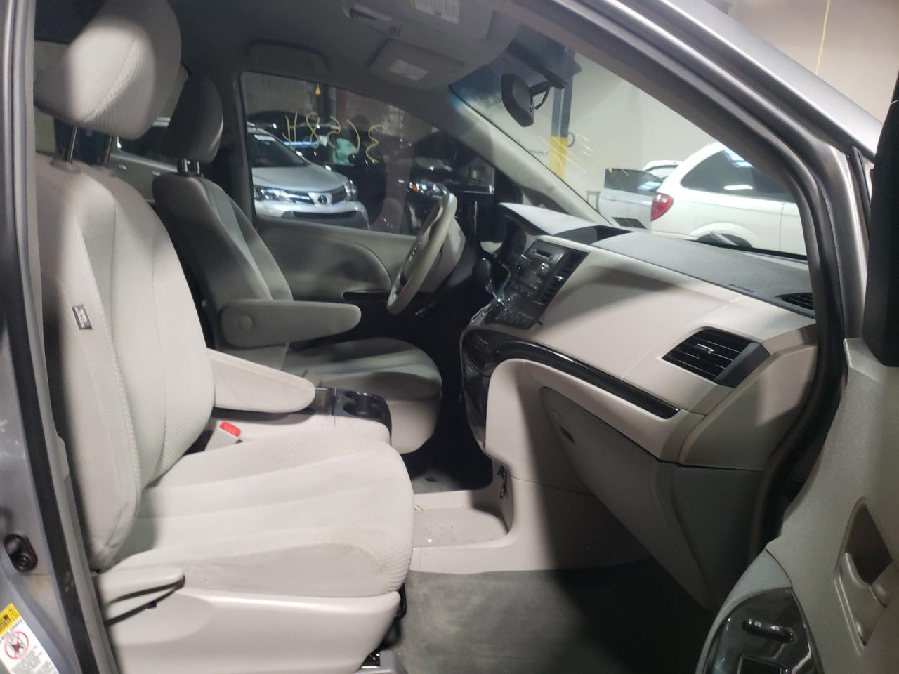 Photo 5 from auction – 2014 TOYOTA SIENNA LE with VIN 5TDKK3DC5ES443046
