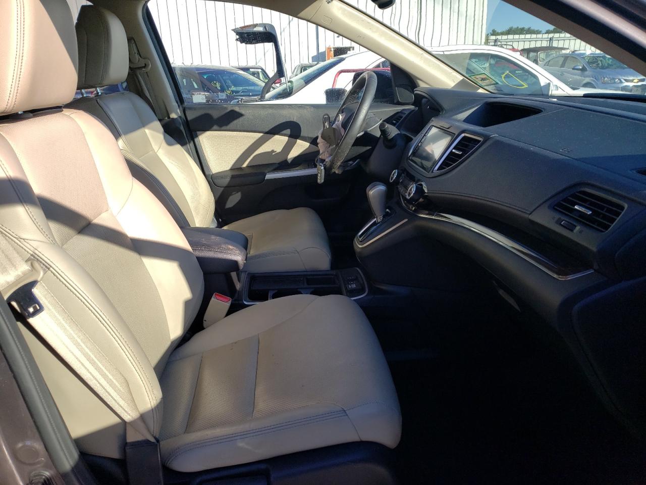 Photo 5 from auction – 2016 HONDA CR-V with VIN 2HKRM4H75GH690930