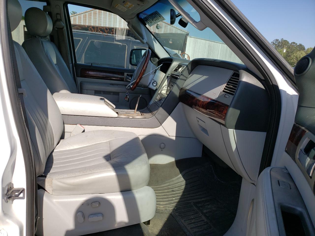 Photo 5 from auction – 2005 LINCOLN NAVIGATOR with VIN 5LMFU27545LJ08969
