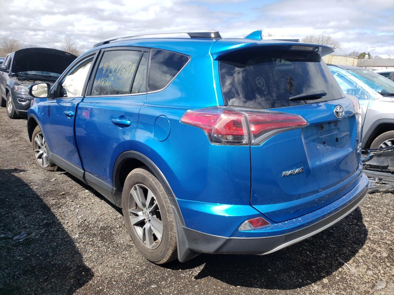 Photo 3 from auction – 2016 TOYOTA RAV4 XLE with VIN JTMRFREV4GJ069793