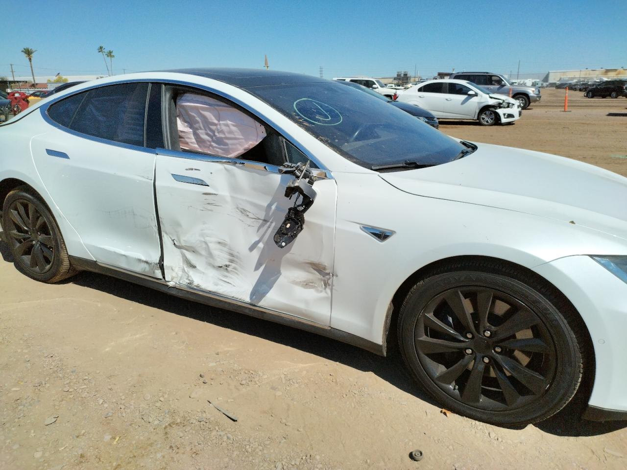 Photo 9 from auction – 2015 TESLA MODEL S 85 with VIN 5YJSA1H2XFF095873
