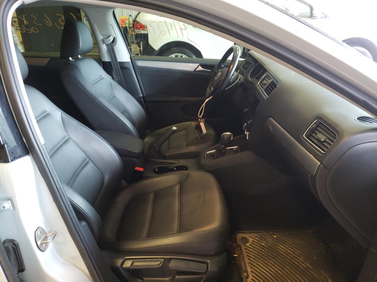 Photo 5 from auction – 2017 VOLKSWAGEN JETTA SE with VIN 3VWDB7AJ5HM379756